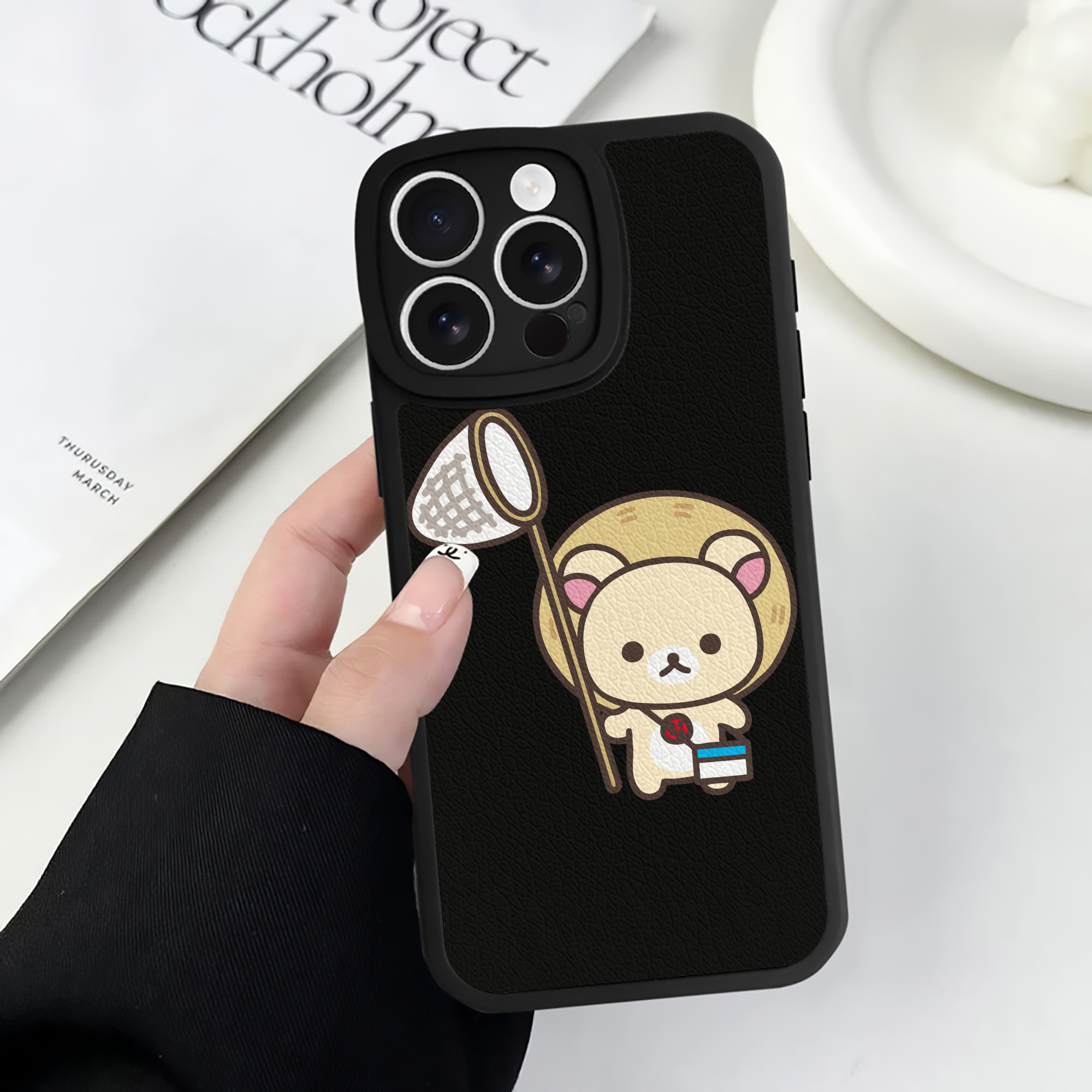 （画像用） リラックマ リラックマ キイロイトリ Rilakkuma Korilakkuma Kiiroitori 【iPhone 16シリーズ対応】シリコンスマホケース（レザー調） 材質：シリコン